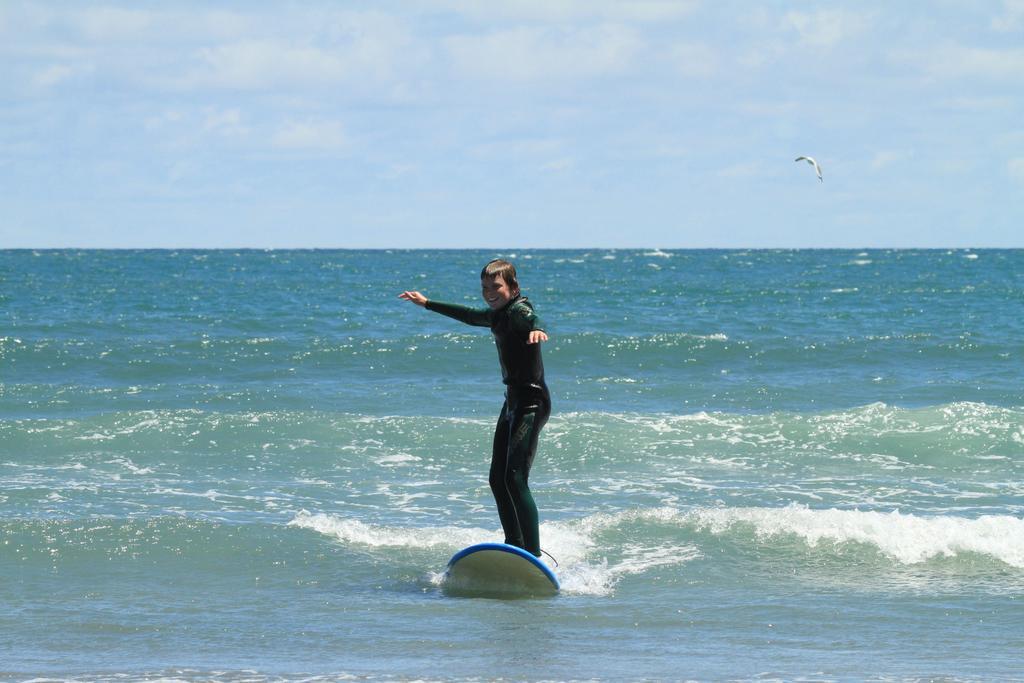 Bazil'S Backpackers Bbh Hostel & Surf School Уэстпорт Экстерьер фото