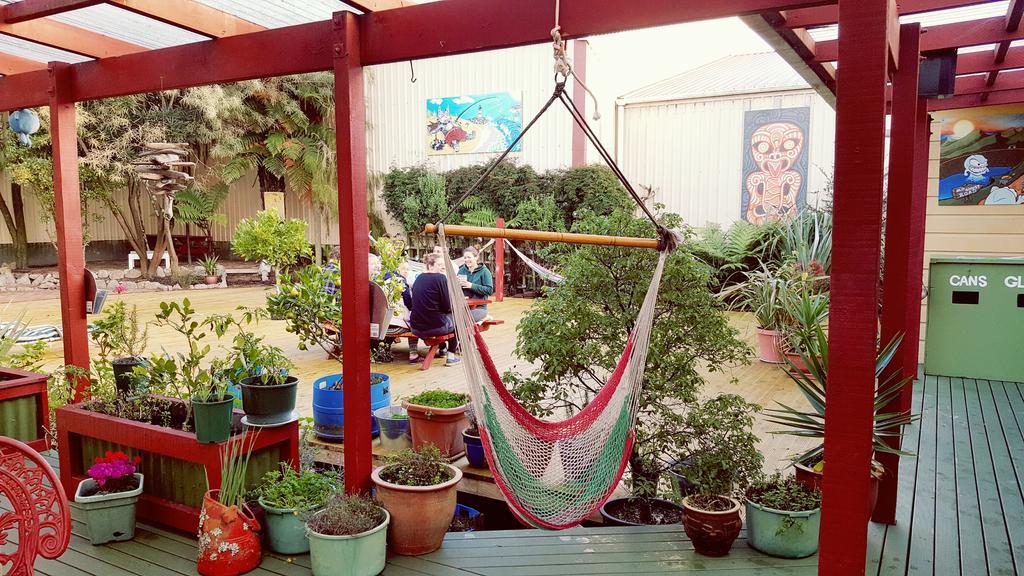 Bazil'S Backpackers Bbh Hostel & Surf School Уэстпорт Экстерьер фото