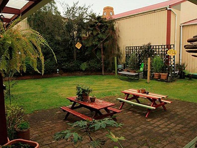 Bazil'S Backpackers Bbh Hostel & Surf School Уэстпорт Экстерьер фото