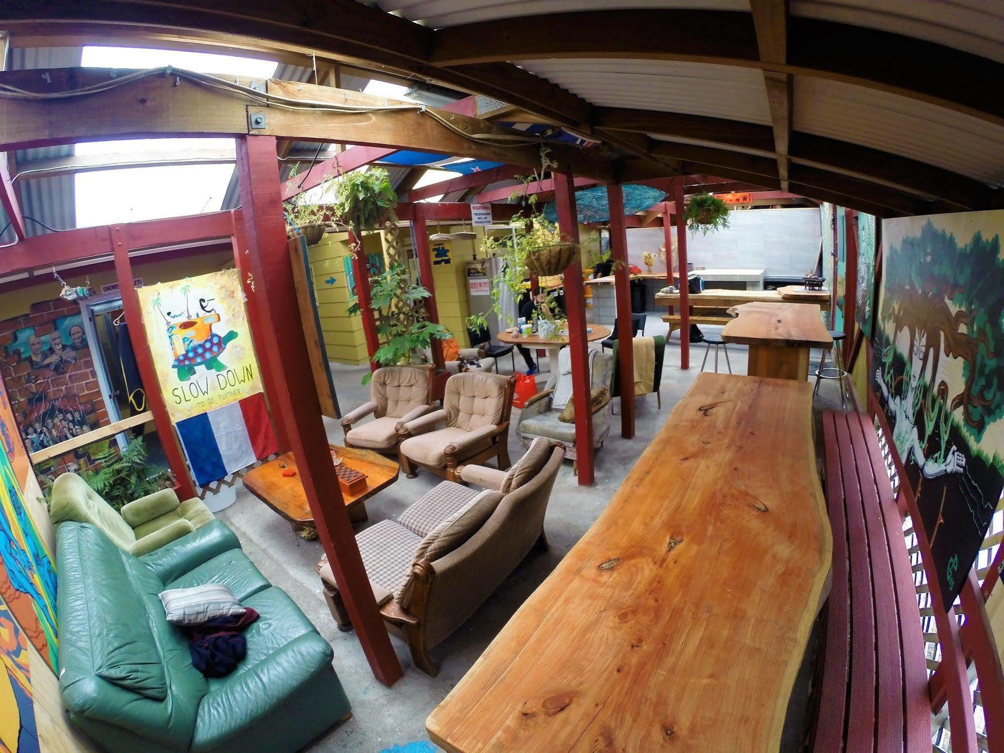 Bazil'S Backpackers Bbh Hostel & Surf School Уэстпорт Экстерьер фото