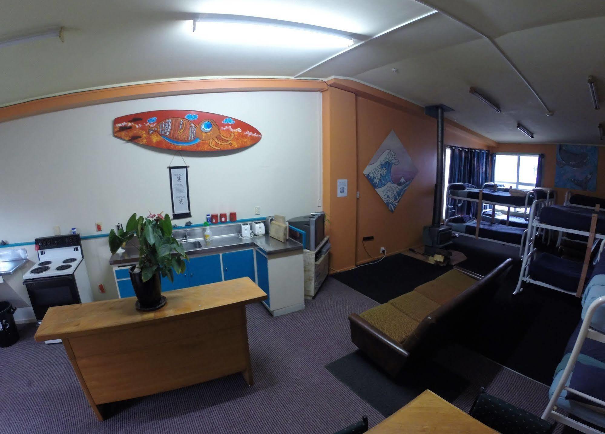 Bazil'S Backpackers Bbh Hostel & Surf School Уэстпорт Экстерьер фото
